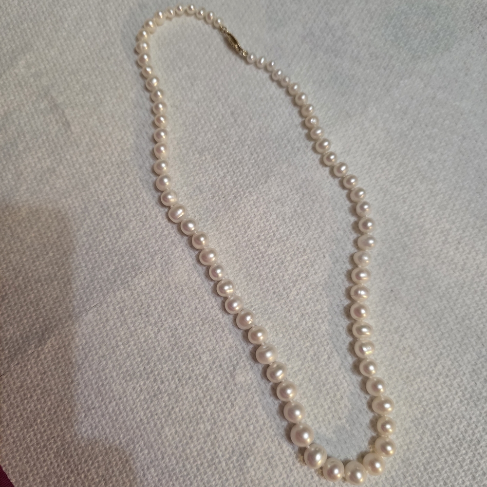 Elegant Fresh Water Pearl Chocker Necklace with 14k Yellow Gold Clasp - Picture 5 of 9